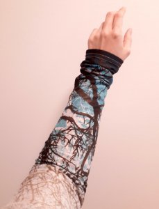 Robe grise claire motif forêt enchantée