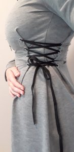 Robe à capuche avec laçage