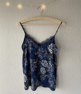 Top fleuri bleu foncé bretelles fines