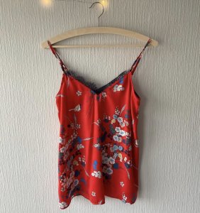 Top fleuri rouge bretelles fines