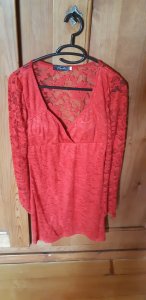 Robe rouge avec bras en dentelle